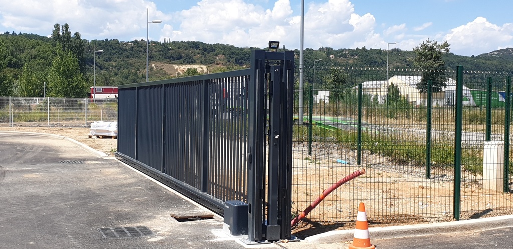 Double portail coulissant SKENA Savane 3200x2400 RAL 7016 (vis-à-vis)