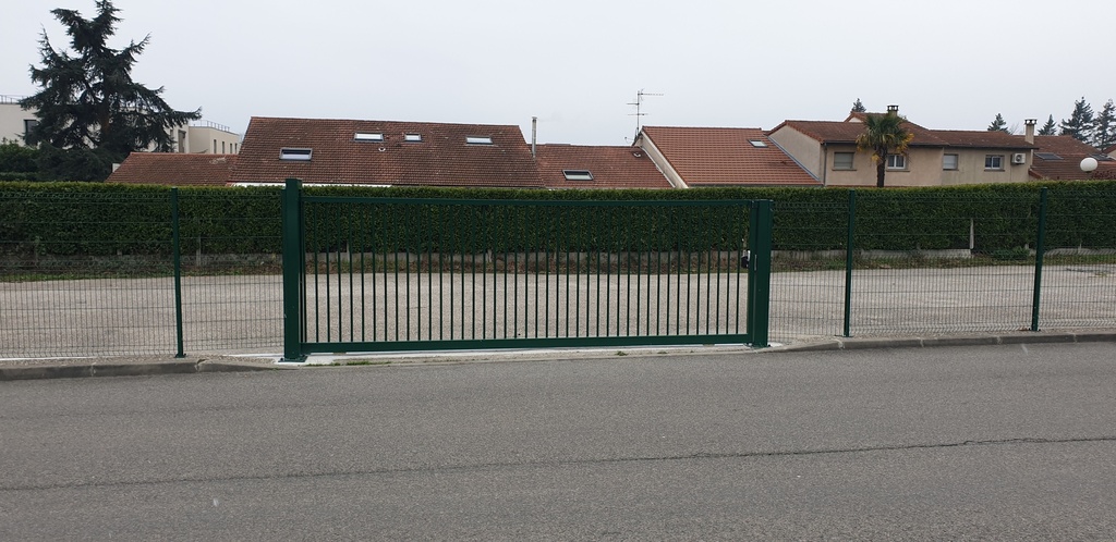 Double portail coulissant SKENA Savane 3200x2400 RAL 7016 (vis-à-vis)
