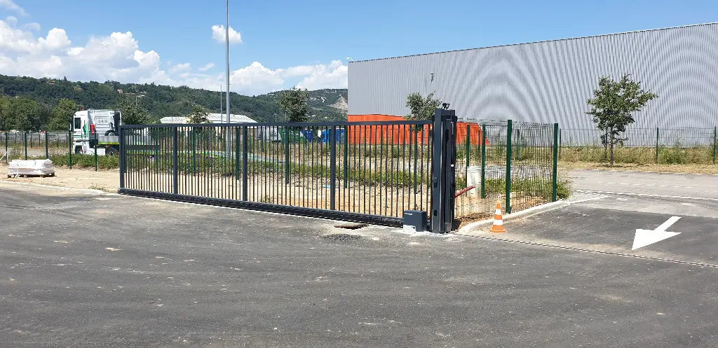Portail coulissant SKENA 7000x1750 RAL 6005